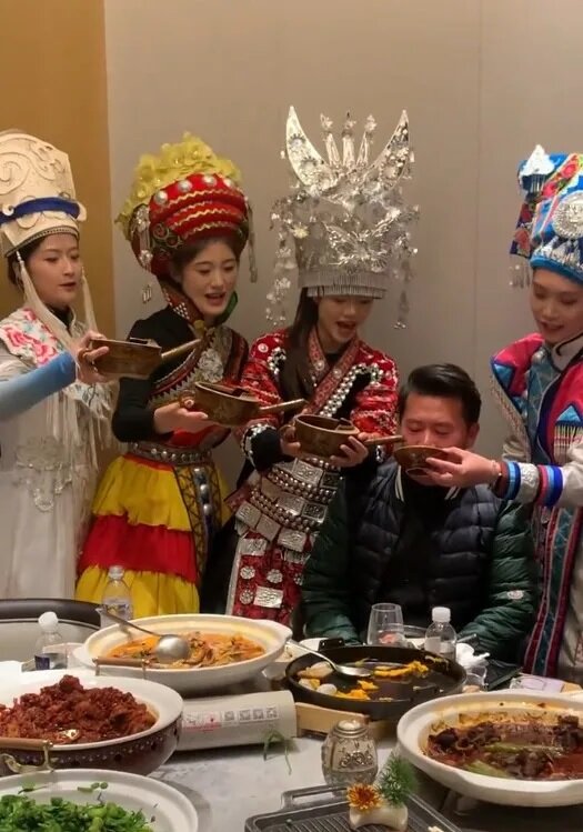 3 莫家淦被「高山流水」餵酒時，曾舉起「V孛」 手勢。（小紅書@莫家淦）.jpg