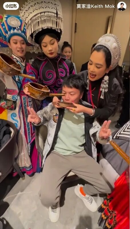 5  「高山流水」是雲南當地少數民族（如苗族、彝族）款待尊貴客人的傳統敬酒儀式，是.jpg