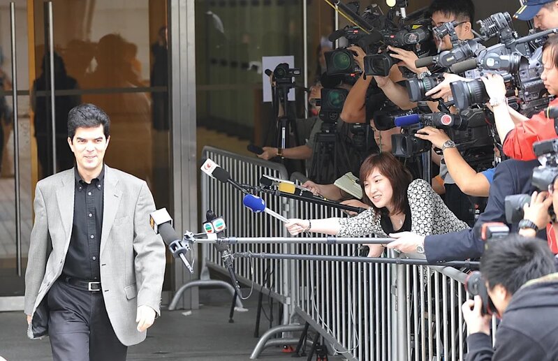 3 David Webb 2009 年 4 月 16 日離開高等法院。當時證監會要求法庭否決一項涉及 21 .jpg