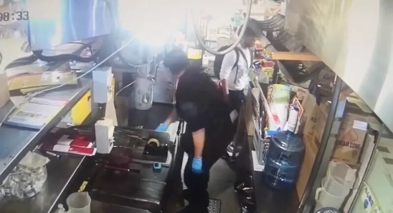 3 男子從商店取走一把利刀。.jpg