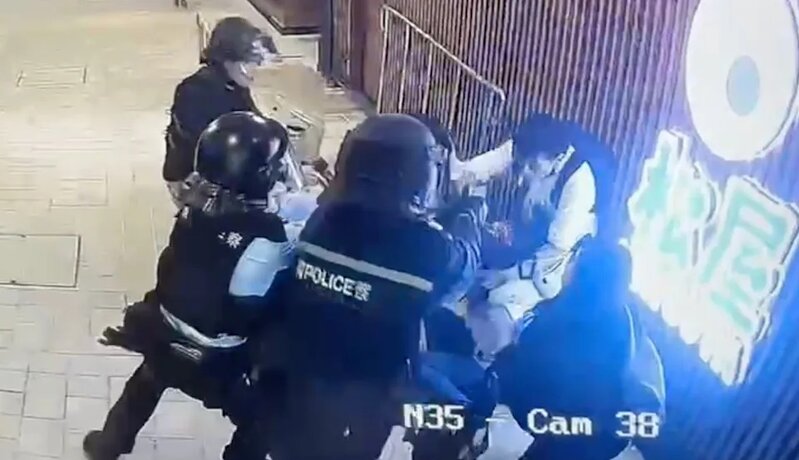 4 兩名警員向男子各開一槍。.jpg