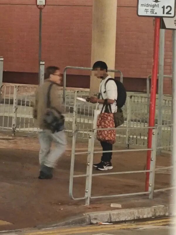 2 男子手持一把約 12 吋長的刀，向多名途人揮舞。.jpg