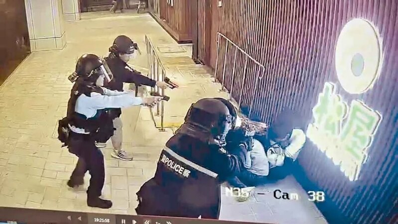 疑犯逃出商場後疑挾持女子，警員見狀擎槍。(網上片段截圖).jpg