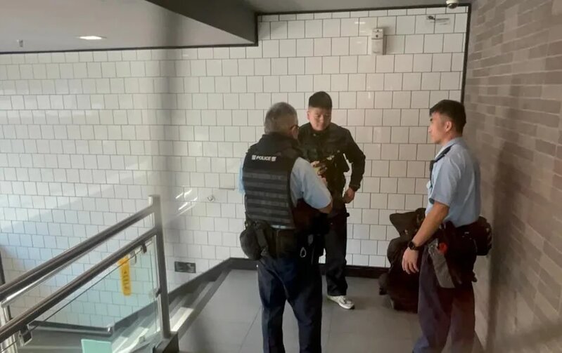 荃灣男子持刀麥當勞梯間揮舞 涉「管有攻擊性武器」被捕 檢30厘米長菜刀.jpg