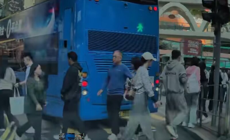 一架城巴在銅鑼灣怡和街突倒車，幾乎撞及於斑馬線正過馬路的途人(車cam L（香港群組）FB).jpg