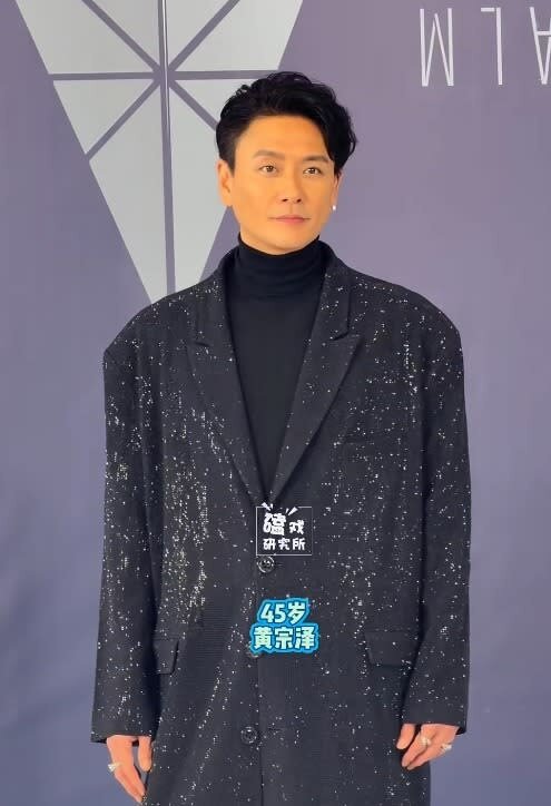 2 黃宗澤到深圳出席活動時穿着全身黑衣登場，身高1.8米的他，卻被笑稱視感只有1.5米。.jpg