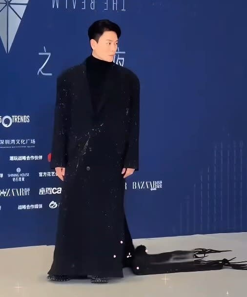 3 1.8米的黃宗澤，穿上黑衣出席活動，被指視感如1.5米。（小紅書影片截圖）.jpg