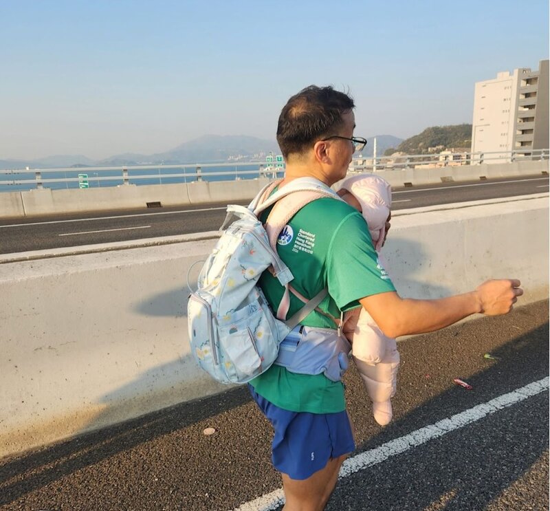 渣馬跑手揹嬰參賽惹熱議.jpg