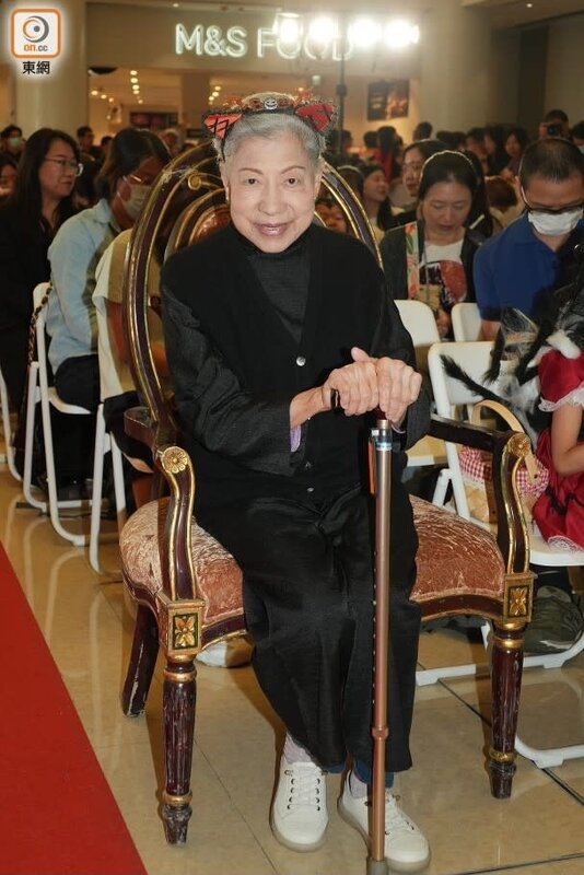 7 去年出席《金式森林》宣傳活動時，已需拐杖輔助。.jpg