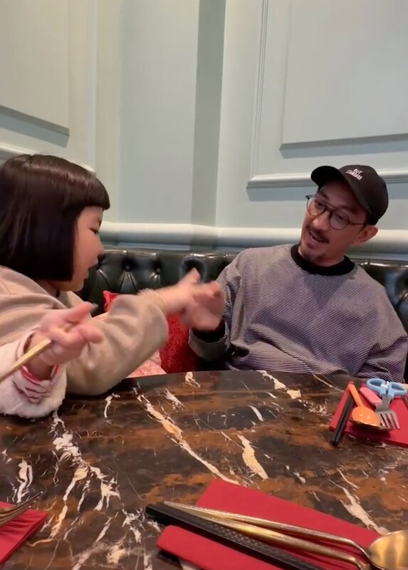 3 李元元同爸爸李璨琛喺餐廳猜枚.jpg