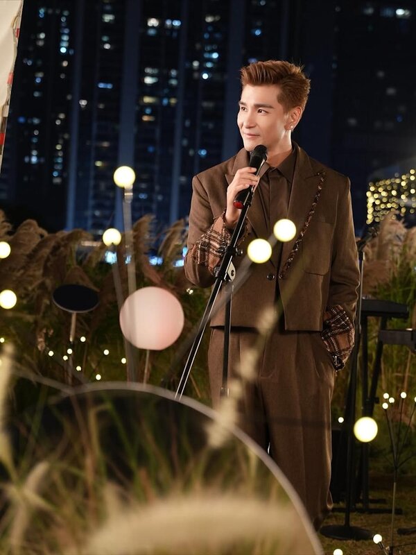 3 陳展鵬的唱歌風格及衣著打扮經常成為網民談論話題。（IG@rucochan）.jpg