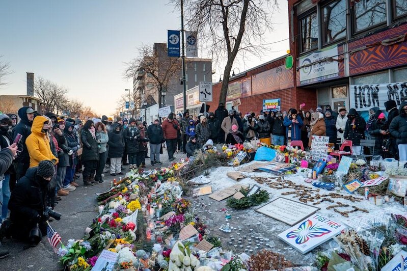 5 案發現場已變成臨時悼念區，擺放了大量鮮花、蠟燭。.jpg