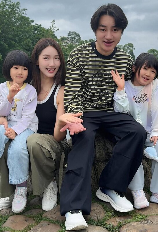 2 王祖藍與李亞男育有兩名女兒，一家四口經常拍片分享家庭樂。（IG@wong_cho_lam）.jpg