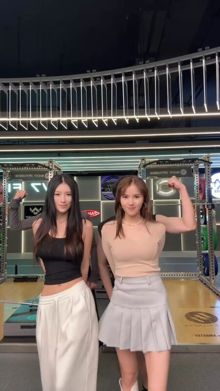 4 與另一位咪神「大騎樓」郭珮文為男主持曾錦燊拍攝跳舞片段.jpg