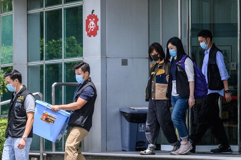 5 2021 年 6 月 17 日，警方國安處以串謀勾結外國勢力罪拘捕包括陳沛敏（右三）在內的.jpg