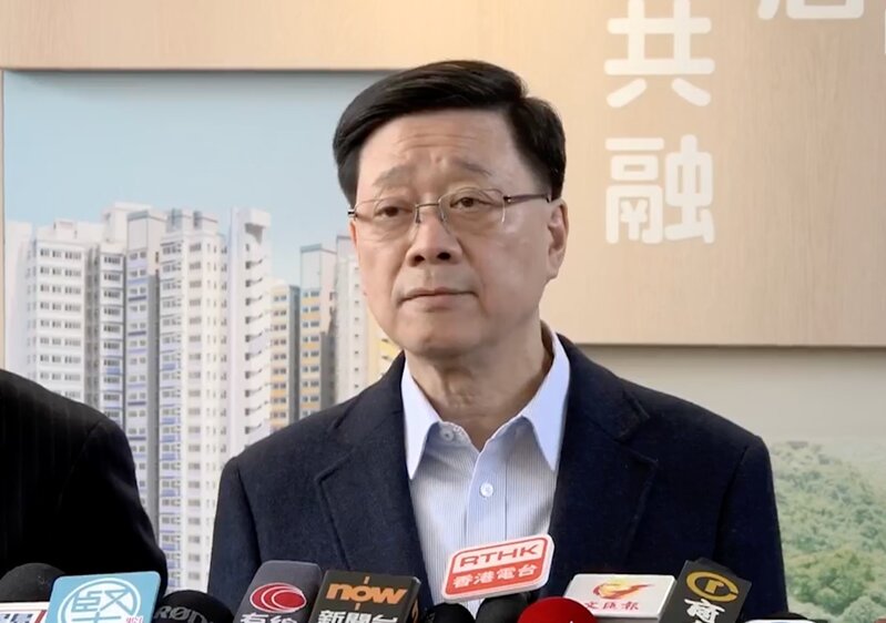 1 行政長官李家超2月13日趁歲晚落區，行程包括到啟德青年驛站探訪受宏福苑火災影響的居民。.jpg