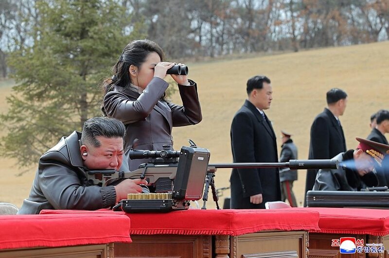 2 金正恩與其女兒金主愛在一處未公開地點的射擊場試射新款狙擊步槍。KCNA via REUTERS.jpg