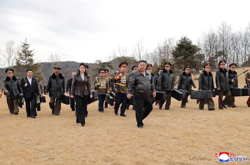 3 金正恩向多名軍方領袖贈送「新一代狙擊步槍」。KCNA via REUTERS.jpg