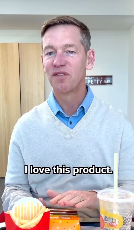 2 Kempczinski一直稱這款漢堡為「產品」，令網民覺得他根本不是真心愛吃這款產品。.jpg