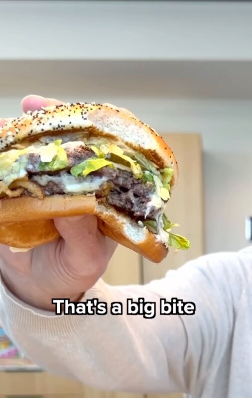 3 就連漢堡扒都只是咬得一小口。.jpg