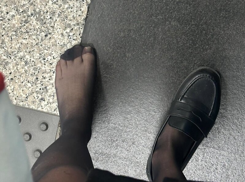 港女皮鞋被踩甩跌落路軌 向職員求助發現港鐵竟提供備用鞋.jpg