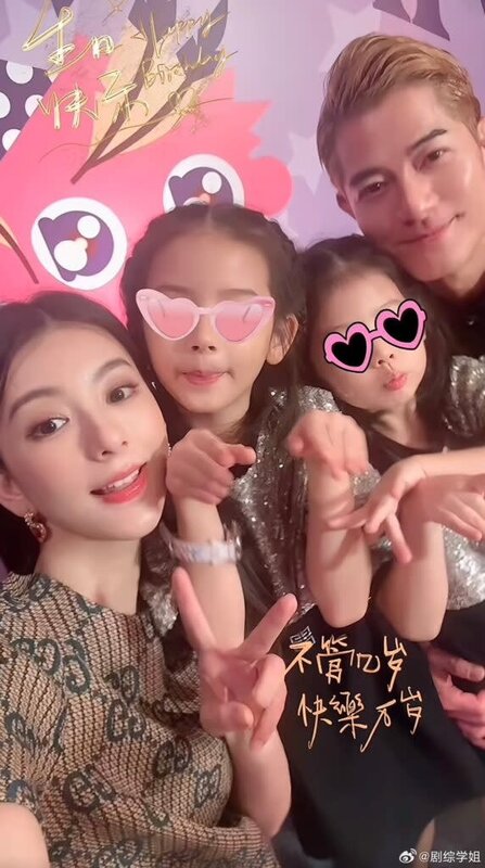 方媛與女兒合拍手勢舞！畫面溫馨俏皮 網狂讚：完美遺傳郭富城舞王基因.jpg