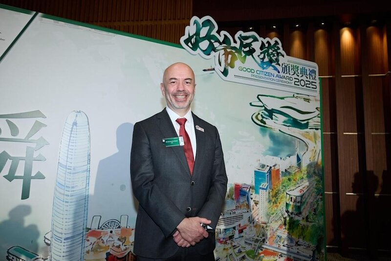 1 屈臣氏集團歐洲健康與美容業務行政總裁 Ed van de Weerd 今天（14日）獲香港警務處.jpg