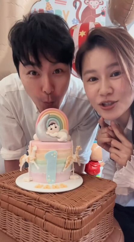 4 黃翠如與蕭正楠準備了彩虹蛋糕，慶祝兒子蕭哈哈一歲生日。（IG@wongtsuiyu）.jpg