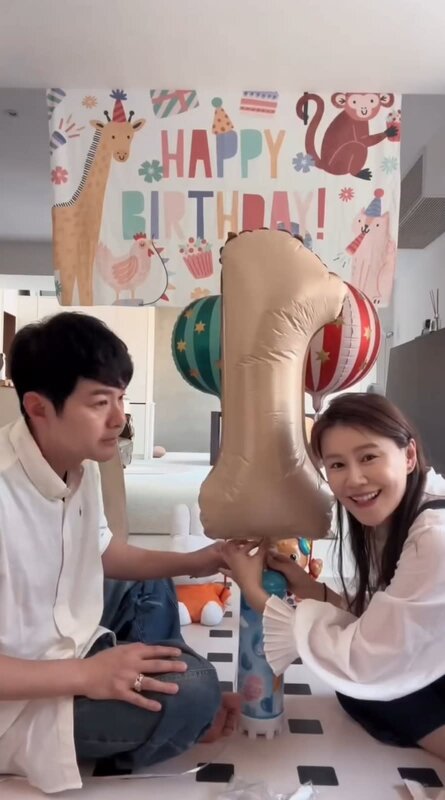 3 黃翠如與蕭正楠替在家中舉辦小小生日會，慶祝兒子蕭哈哈一歲生日。（IG@wongtsuiyu）.jpg
