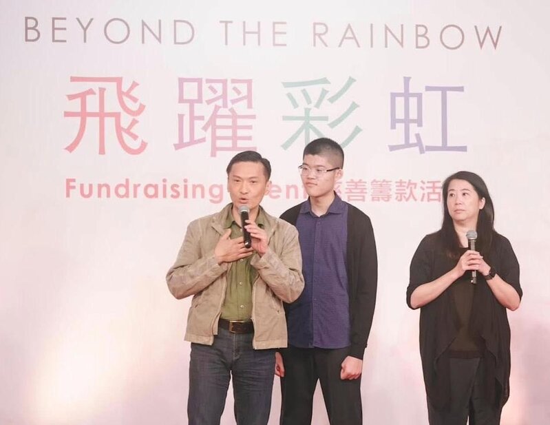 1 18歲的陳駕樺在爸爸陳錦鴻和媽媽杜雯惠悉心照料下，成為精通多個語言的青年鋼琴家。.jpg