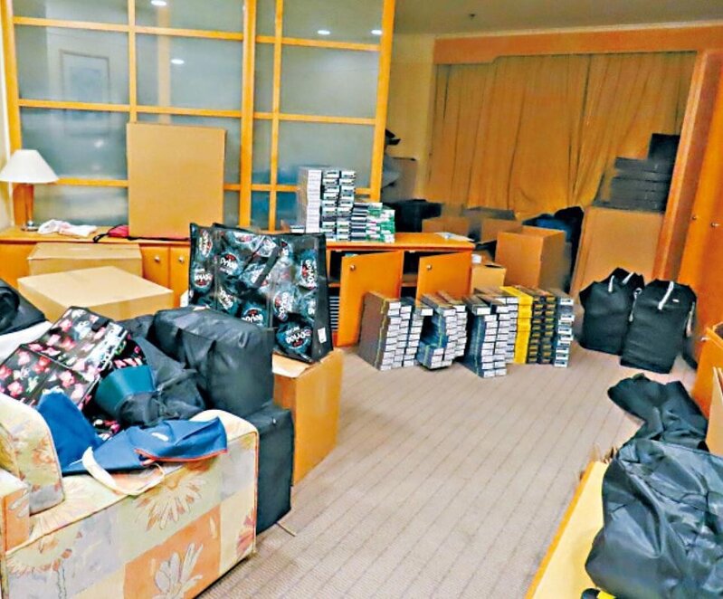 天水圍葵涌兩酒店6房變私煙倉 海關拘8漢 檢380萬貨.jpg