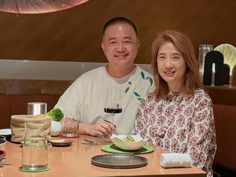 1 吳晶晶老公post出同晶晶姐姐慶祝結婚30周年嘅相片.jpg