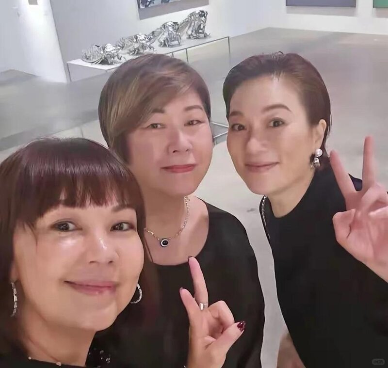 2 張可頤與友人合照，可見氣息極佳，臉上顏色沒有明顯差異。（小紅書圖片）.jpg