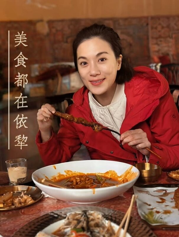 5 張可頤去年9月到新疆旅行，隱約見到她左邊的蘋果共有變深色。（小紅書圖片）.jpg