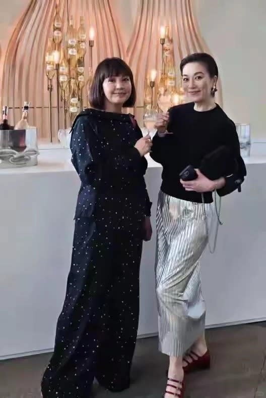 3 張可頤與友人合照，不知是燈方抑或角度問題，見到她臉色有差異。（小紅書圖片）.jpg