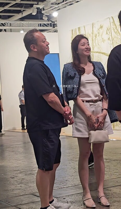 2 有網民拍到黃浩徐菁遙夫婦現身觀賞巴塞爾藝術展（圖片來源︰香港琪琪子＠小紅書）.jpg