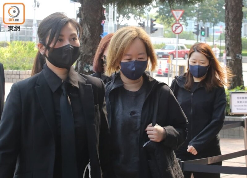 置邦興業有限公司文員駱倩盈(金髮)今日繼續作供。(陳德賢攝).jpg