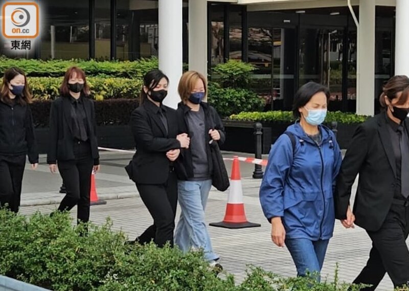 駱倩盈(金髮)證實有居民曾質疑消防水缸工程索價616萬元過高。(馬竟峯攝).jpg