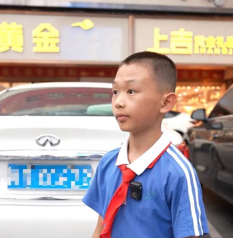 深圳市11歲小五學生李麒瑞上學期間發現路邊遺下一個小盒子，打開是一塊重達50克的投資.jpg