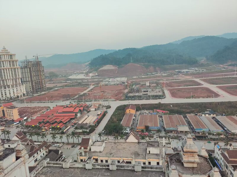 还没搬迁的铁皮房