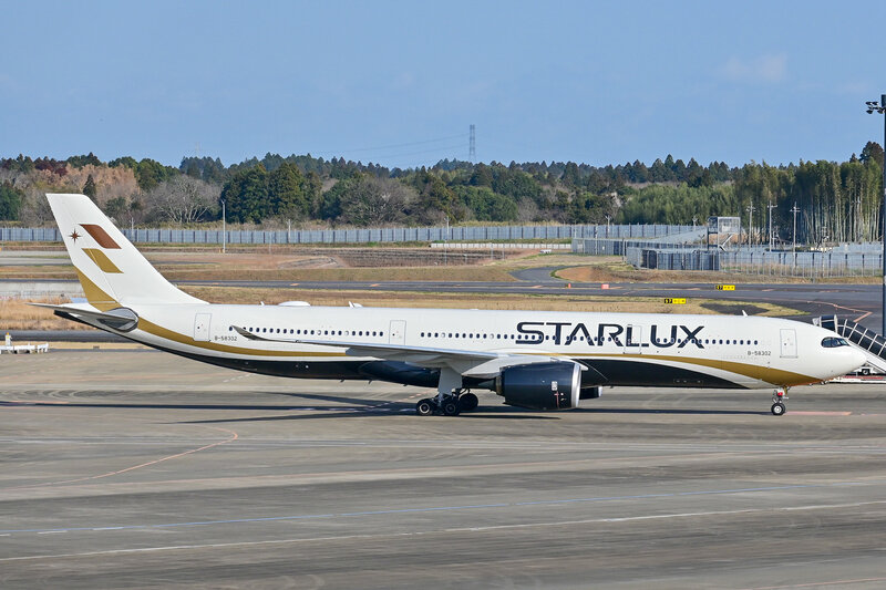 STARLUX_AIRLINES_A330-941_B-58302.jpg