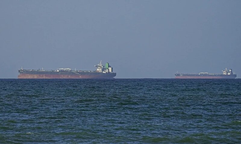 三艘超級油輪通過霍爾木茲海峽 其中兩艘為中國油輪.jpg