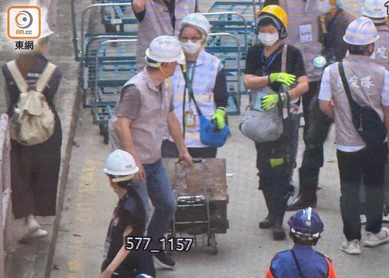 4 有居民取得大鐵箱離開。.jpg