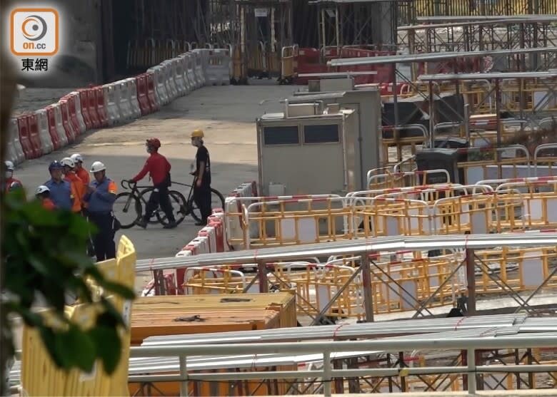 5 有居民帶走單車。.jpg