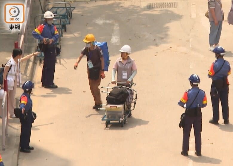 8 居民帶走步行輔助架。.jpg