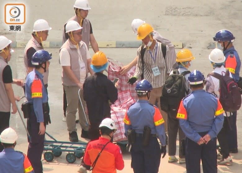 6 居民執拾後，用紅白藍袋帶走。.jpg