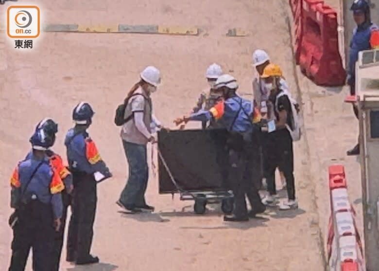 7 有居民搬走大電視。.jpg