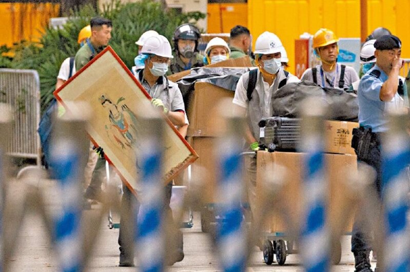 有宏福苑住戶帶走單位畫作。(蘇文傑攝).jpg