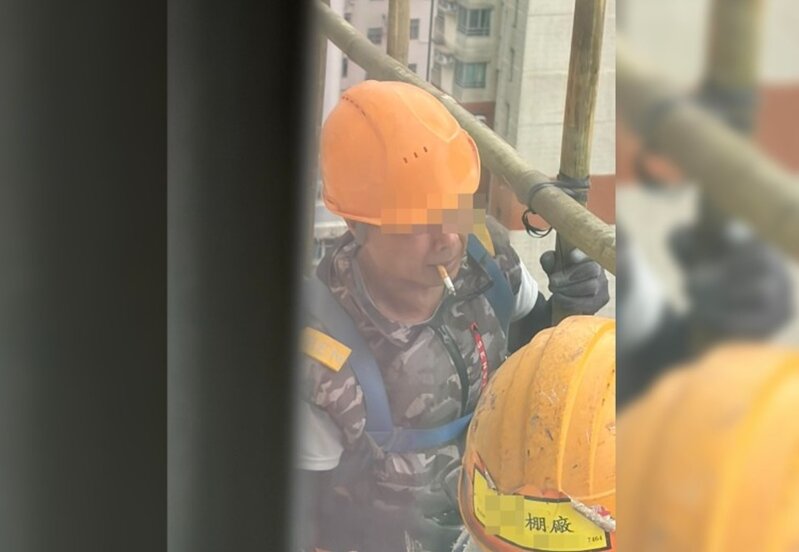 1 西灣河太安樓棚工叼煙開工 網民：快啲炒佢啦.jpg