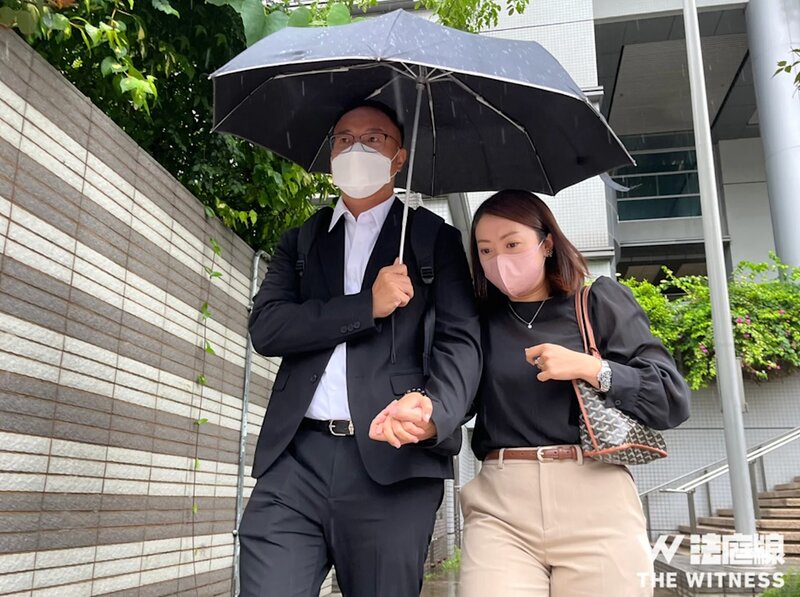 被告伍嘉威（左）獲准保釋離開法院。（攝：CTH）.jpg